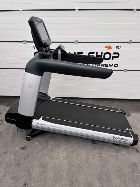 Life Fitness 95T Discover SE Treadmill