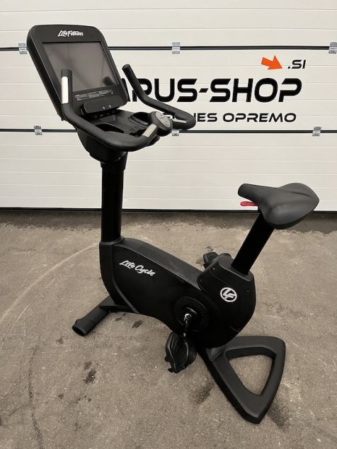 Life Fitness Elevation Series 95C Discover SE Upright Bike